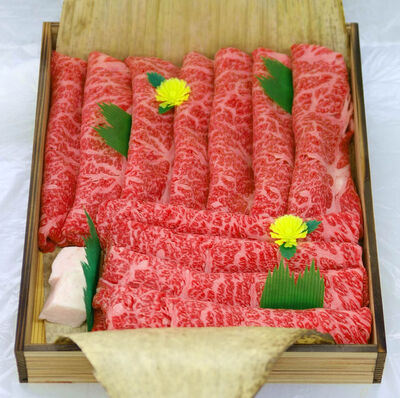 国産牛 高級薄切り肉セット1.2kg【すき焼き・しゃぶしゃぶ】【贈り物・ギフト】【特製木箱入り】の写真